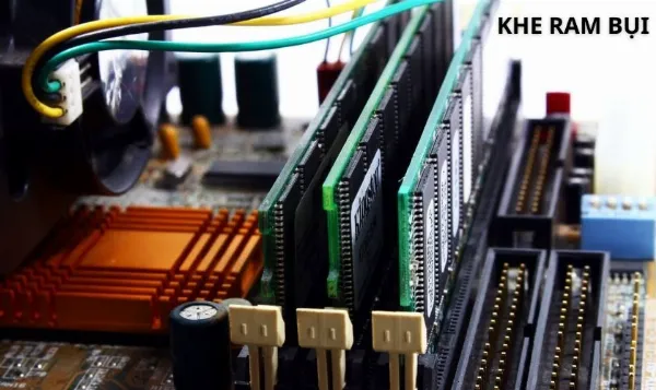 Màn Hình Laptop Bị Sọc: Nguyên Nhân và Cách Khắc Phục 13 Khe cắm RAM bám bụi gây sọc màn hình laptop