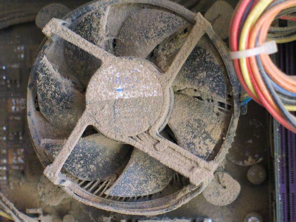 Quạt tản nhiệt CPU bị bụi bám