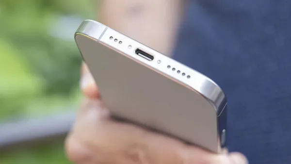   iPhone 16 Pro hỗ trợ cổng USB-C, kết nối linh hoạt với các thiết bị ngoại vi