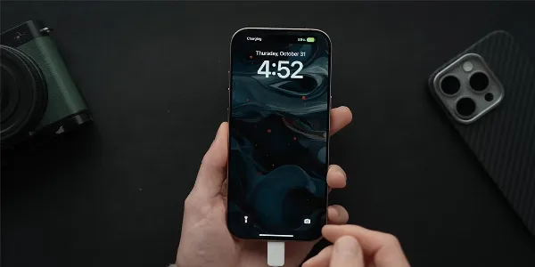   iPhone 16 Pro hỗ trợ sạc MagSafe 25W, sạc nhanh hơn, tiện lợi hơn