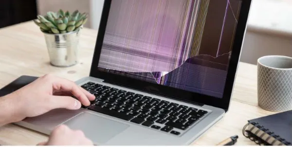   Màn hình laptop bị hư hỏng do va đập mạnh