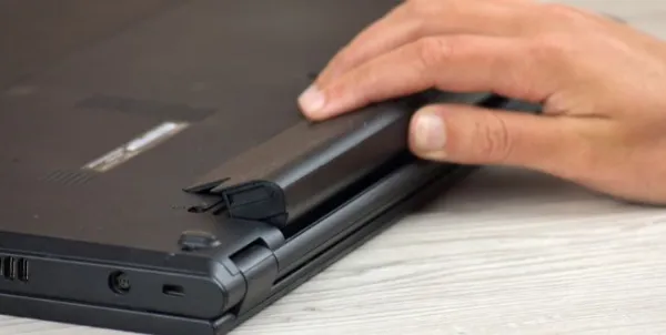   Pin laptop bị chai, hỏng dẫn đến tình trạng không lên màn hình