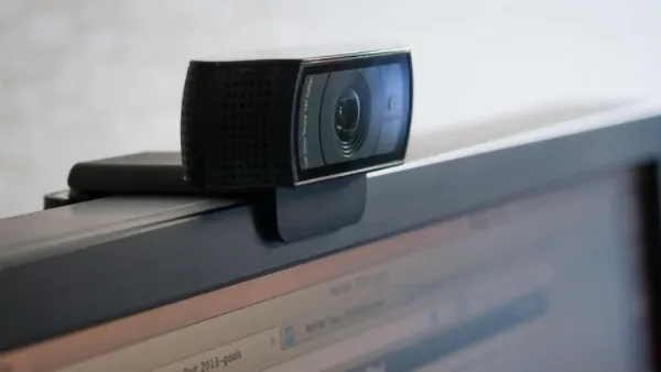 alt text: Kiểm tra dây cáp và cổng kết nối của webcam rời