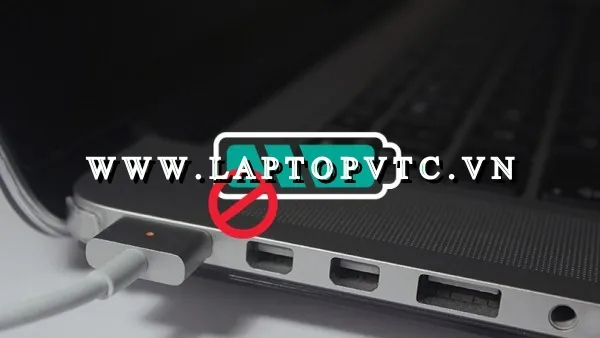 Khắc Phục Lỗi Laptop Không Sạc Pin: Nguyên Nhân và Giải Pháp 1 alt text: Kỹ thuật viên đang kiểm tra pin laptop