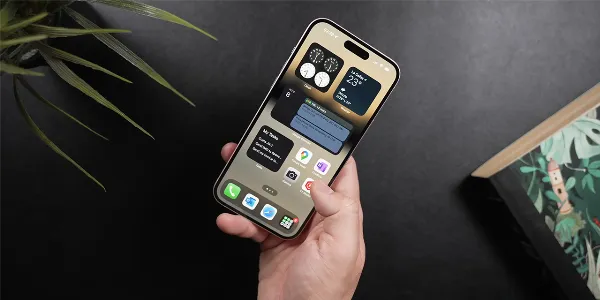 alt text tiếng Việt: iPhone 15 Plus hiển thị hình ảnh sắc nét ngoài trời