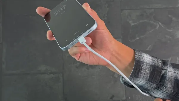 alt text tiếng Việt: iPhone 15 Plus sử dụng cổng sạc USB-C