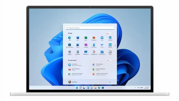 alt tiếng Việt: Giao diện Windows 11 với các biểu tượng được căn giữa, mang phong cách hiện đại và tinh tế, thể hiện sự cải tiến so với Windows 10