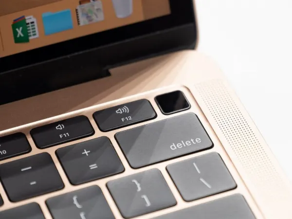 alt tiếng Việt: Nút nguồn kiêm Touch ID trên MacBook Air 2018