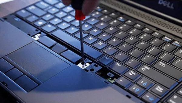 Bụi bẩn tích tụ khiến bàn phím laptop bị kẹt