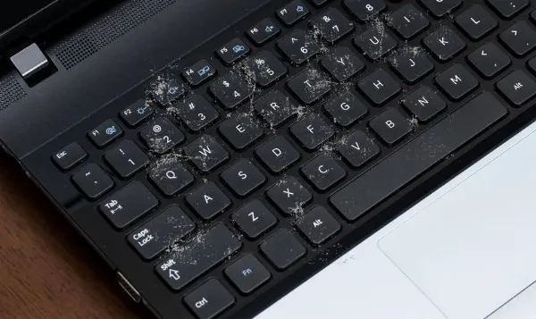 Bụi bẩn tích tụ lâu ngày gây kẹt bàn phím laptop