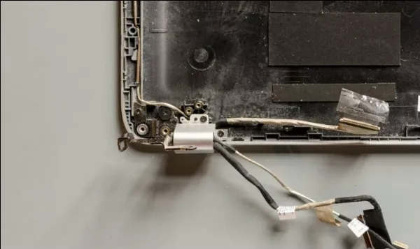 Cáp màn hình bị lỏng