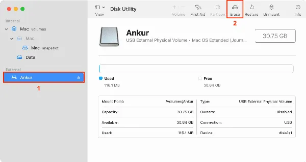 Chọn Erase trong Disk Utility để định dạng USB