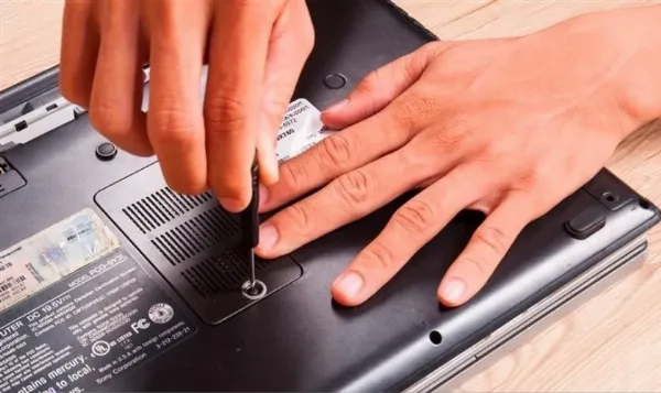 Đang thực hiện thay thanh RAM mới cho laptop