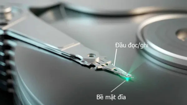 Đầu đọc ghi dữ liệu va chạm với bề mặt đĩa gây ra tiếng kêu