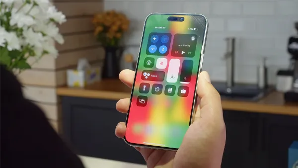 iPhone 15 Pro Max cho cảm giác cầm nắm thoải mái