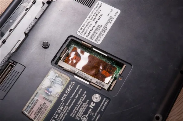 Khe cắm RAM trống