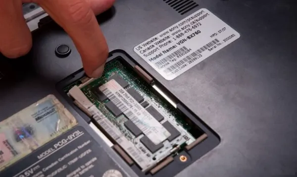 Laptop đang được lắp thêm thanh RAM mới