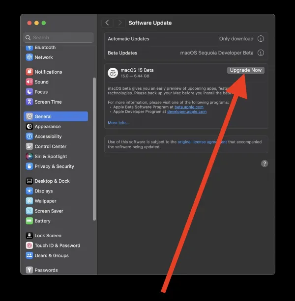 Mô tả: Giao diện hiển thị bản cập nhật macOS 15 Beta đã sẵn sàng để tải về và cài đặt, với nút Upgrade Now nổi bật, từ khóa: macOS 15 beta, upgrade now, tải về macOS sequoia