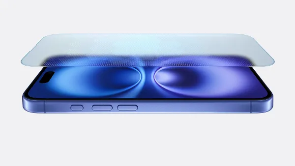 Mô tả: iPhone 16 với màn hình có độ sáng lên đến 2000 nits, hiển thị rõ nét dưới ánh nắng