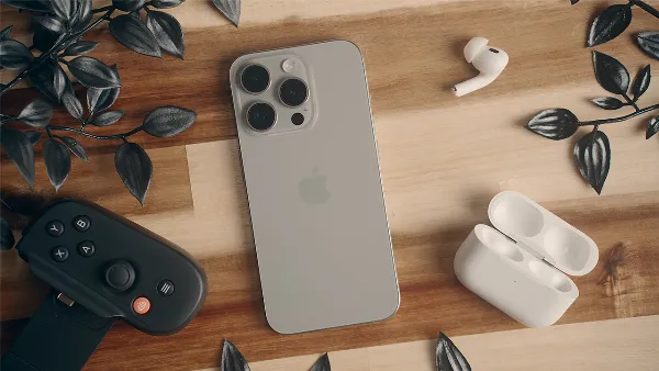 Một người đang cầm trên tay chiếc iPhone 15 Pro màu xanh titan