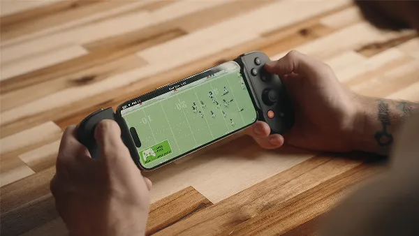 Một người đang chơi game đồ họa cao trên iPhone 15 Pro