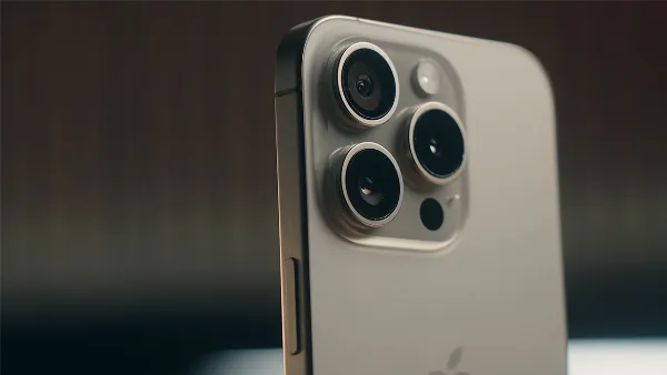 Một người đang chụp ảnh bằng camera sau của iPhone 15 Pro