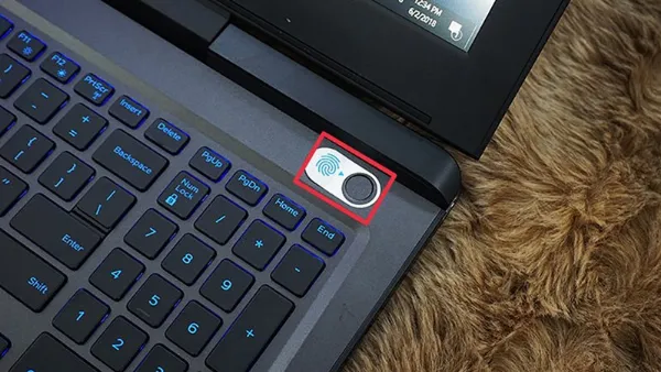 Nhấn giữ nút nguồn để tắt máy khi laptop bị treo