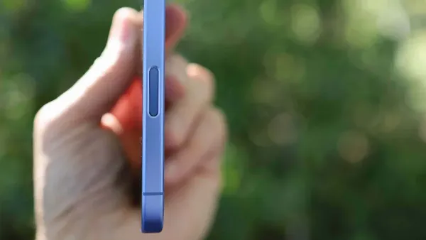 Nút Điều khiển Camera mới trên iPhone 16 Plus cho phép người dùng thao tác chụp ảnh nhanh chóng và tiện lợi hơn.