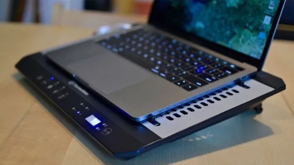 Sử dụng đế tản nhiệt cho laptop