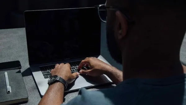 Tắt laptop và ngắt kết nối nguồn điện để ngăn tình trạng chập điện