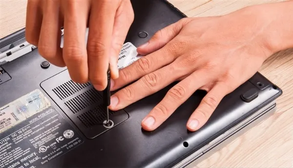 Tháo ốc ở nắp lưng laptop