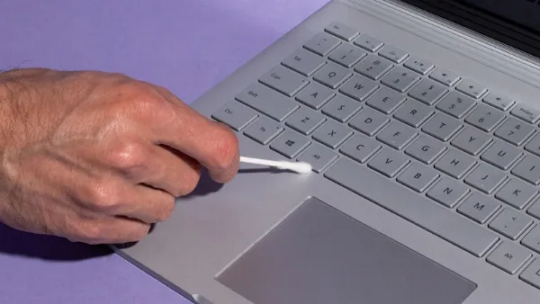 Vệ sinh bàn phím laptop để khắc phục tình trạng liệt phím