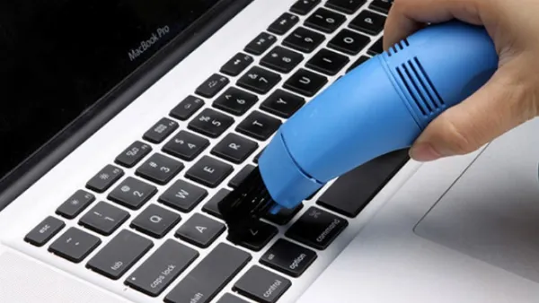 Vệ sinh bàn phím laptop sạch sẽ