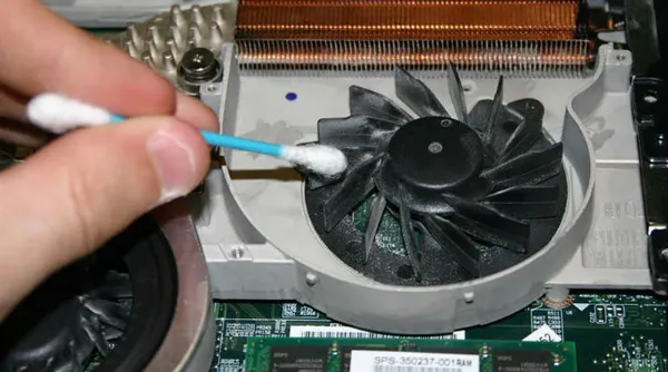 Vệ sinh laptop định kỳ để tránh tình trạng quá nhiệt