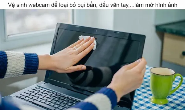 Vệ sinh ống kính webcam