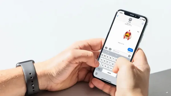 alt: Bong bóng tin nhắn iMessage màu xanh lam trên iPhone