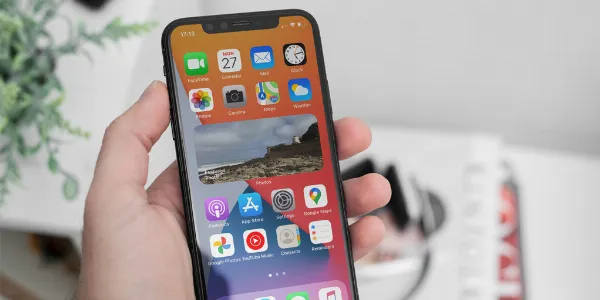 alt: Điện thoại iPhone 14 Pro Max hiển thị ứng dụng