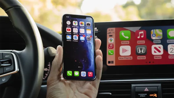 alt: Giao diện Apple CarPlay trên màn hình ô tô, hiển thị các ứng dụng như Bản đồ, Điện thoại, Tin nhắn, Nhạc và Podcast, giúp người dùng dễ dàng truy cập và sử dụng khi đang lái xe