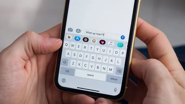 alt: Giao diện hộp thư đến Tin nhắn trên iPhone, hiển thị các cuộc hội thoại