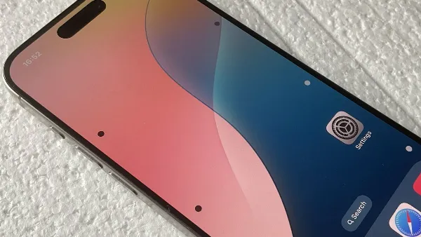 alt: Giao diện iOS 18 với các biểu tượng ứng dụng và màn hình chính