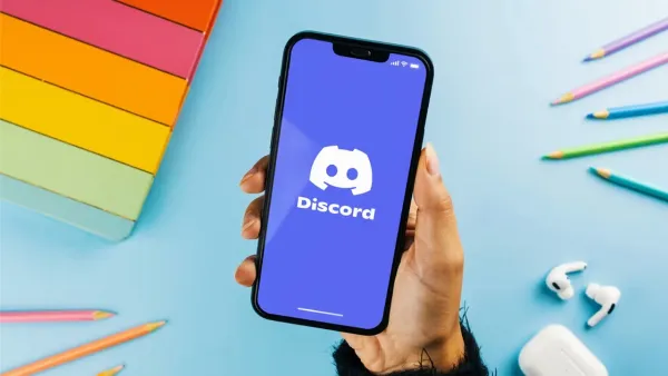 alt: Giao diện ứng dụng Discord với logo màu tím nổi bật trên nền trắng, thể hiện sự trẻ trung và năng động