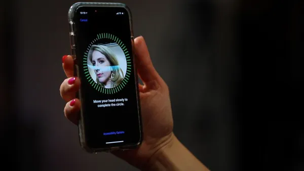 alt: Kiểm tra Face ID trên iPhone cũ, đảm bảo nhận diện nhanh và chính xác