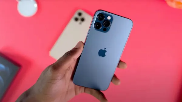 alt: Kiểm tra vỏ hộp và thân máy iPhone 13 để phát hiện dấu hiệu bất thường