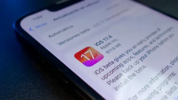iOS 17.4 chính thức ra mắt: Cách cập nhật, có gì mới, có nên update, hỗ trợ dòng máy iPhone nào? 6 alt: Logo Apple trên nền màu xanh, thể hiện sự khuyến khích cập nhật lên iOS 17.4