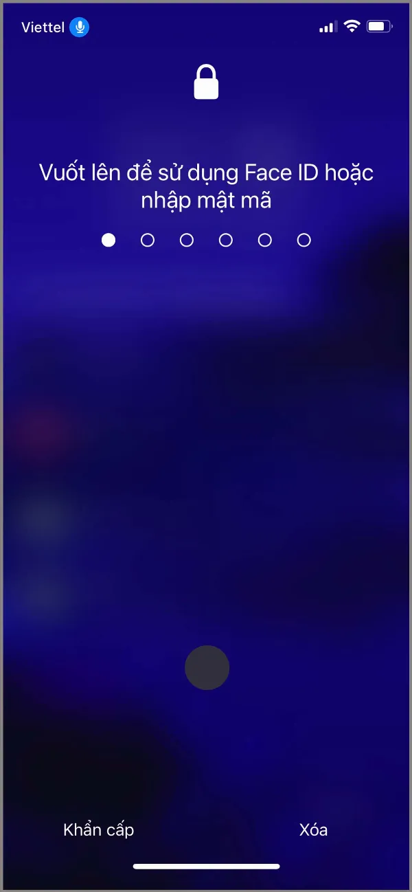 alt: Màn hình khóa iPhone hiển thị giao diện nhập mật khẩu và biểu tượng micro khi Khẩu lệnh đang hoạt động