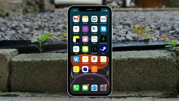 alt: Một chiếc iPhone hiển thị màn hình chính với giao diện mặc định và một chiếc iPhone khác hiển thị màn hình chính với giao diện sau khi đã thay đổi theme, cho thấy sự khác biệt rõ rệt về mặt thẩm mỹ