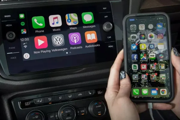 alt: Người lái xe đang tương tác với Siri thông qua Apple CarPlay, ra lệnh bằng giọng nói để điều khiển các chức năng mà không cần chạm vào màn hình