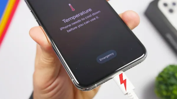iPhone nhanh hết pin do đâu? Xem ngay để tìm hiểu rõ nguyên nhân và cách tiết kiệm pin trên iPhone 4 alt Nguy cơ cháy nổ khi vừa sạc vừa dùng iPhone