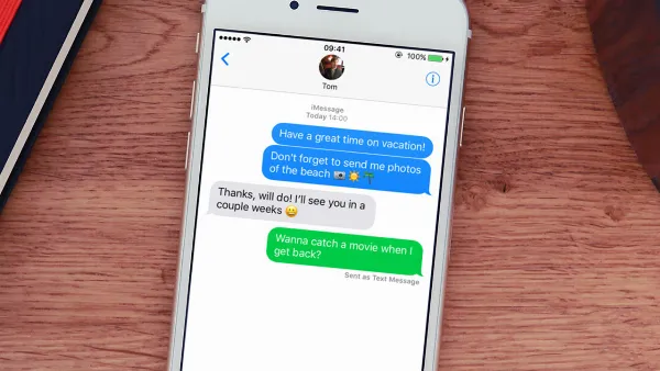 alt: So sánh bong bóng tin nhắn iMessage (xanh lam) và SMS/MMS (xanh lá cây) trên iPhone