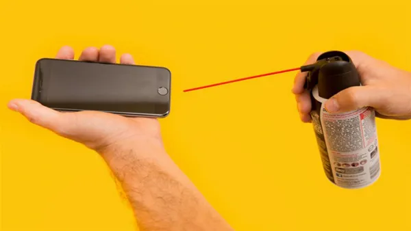 alt: Sử dụng bình khí nén chuyên dụng để vệ sinh loa iPhone